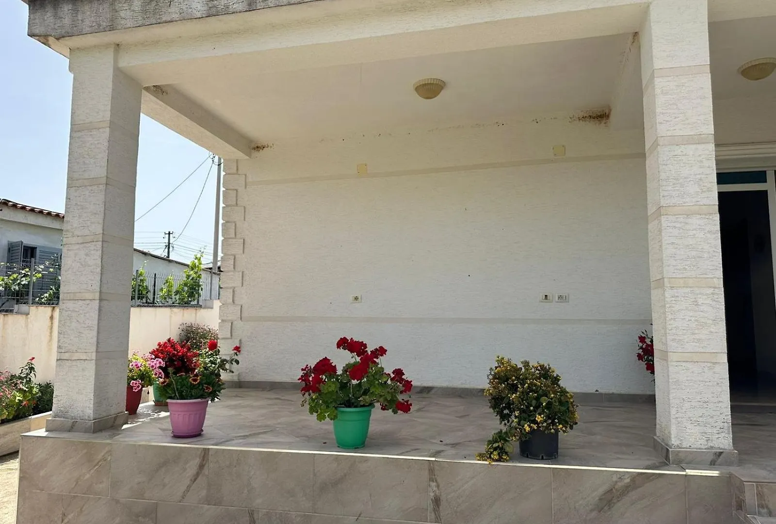 Santi'S Villa Delvine