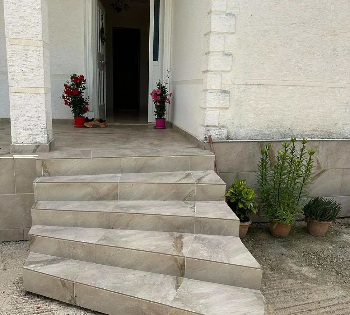 Santi'S Villa Delvine